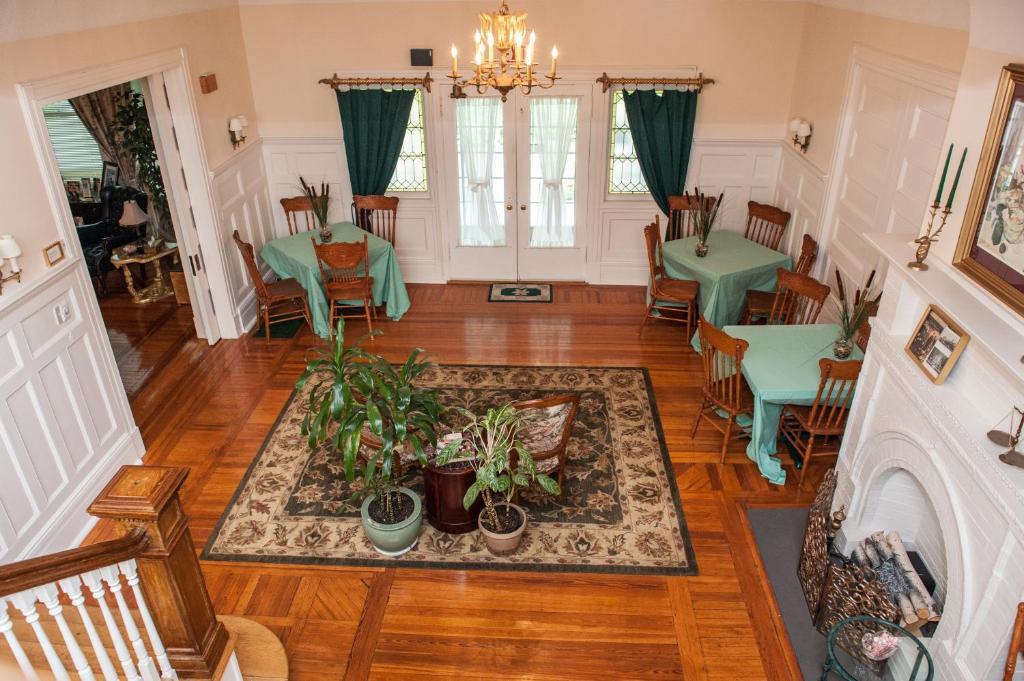 Cedars & Beeches Bed & Breakfast Лонг Бранч Екстериор снимка